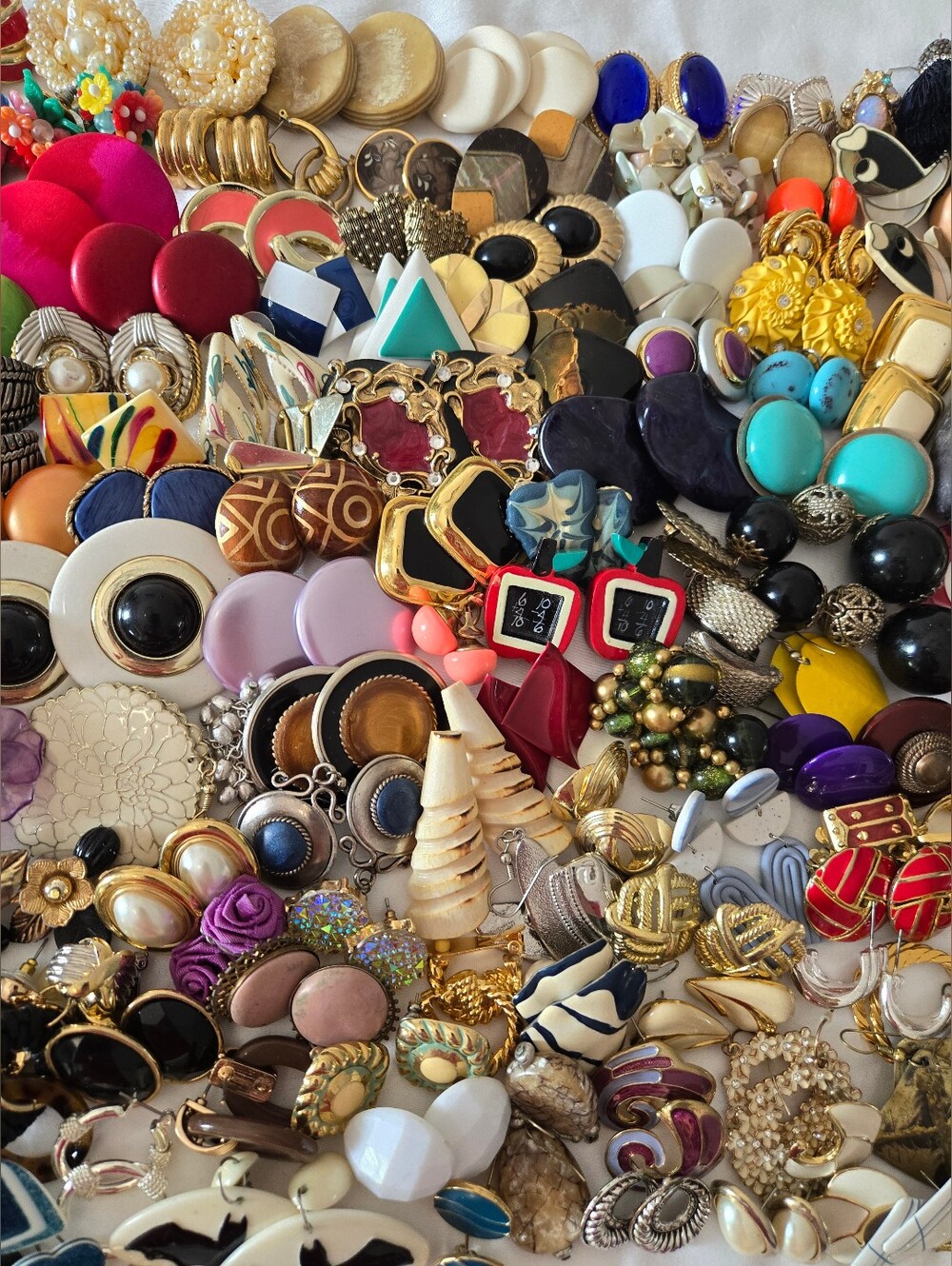 200 Pair Earring Lot Mixed Costume Jewelry Bulk Earrings 4.8 Lbs Reseller Craft